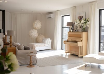 Világos, modern nappali zenehangszerrel.