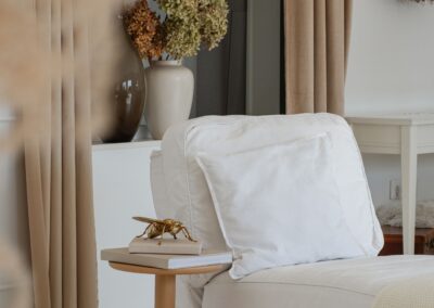 meleg kontrasztok és dekoráció egy nappaliban