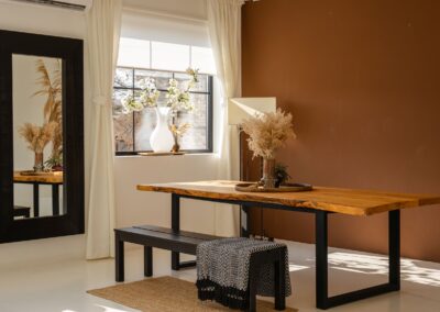 otthonos étkező és meleg kontrasztos térben sok természetes fénnyel