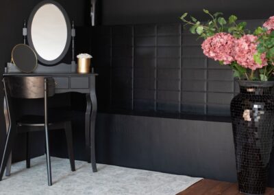 sötét kontrasztos stúdióbelső pipereasztallal