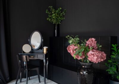 sötét kontrasztos stúdióbelső pipereasztallal