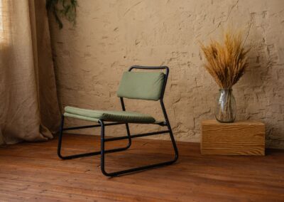 design fotel egy meleg kontrasztos texturált háttér előtt sok természetes napfénnyel